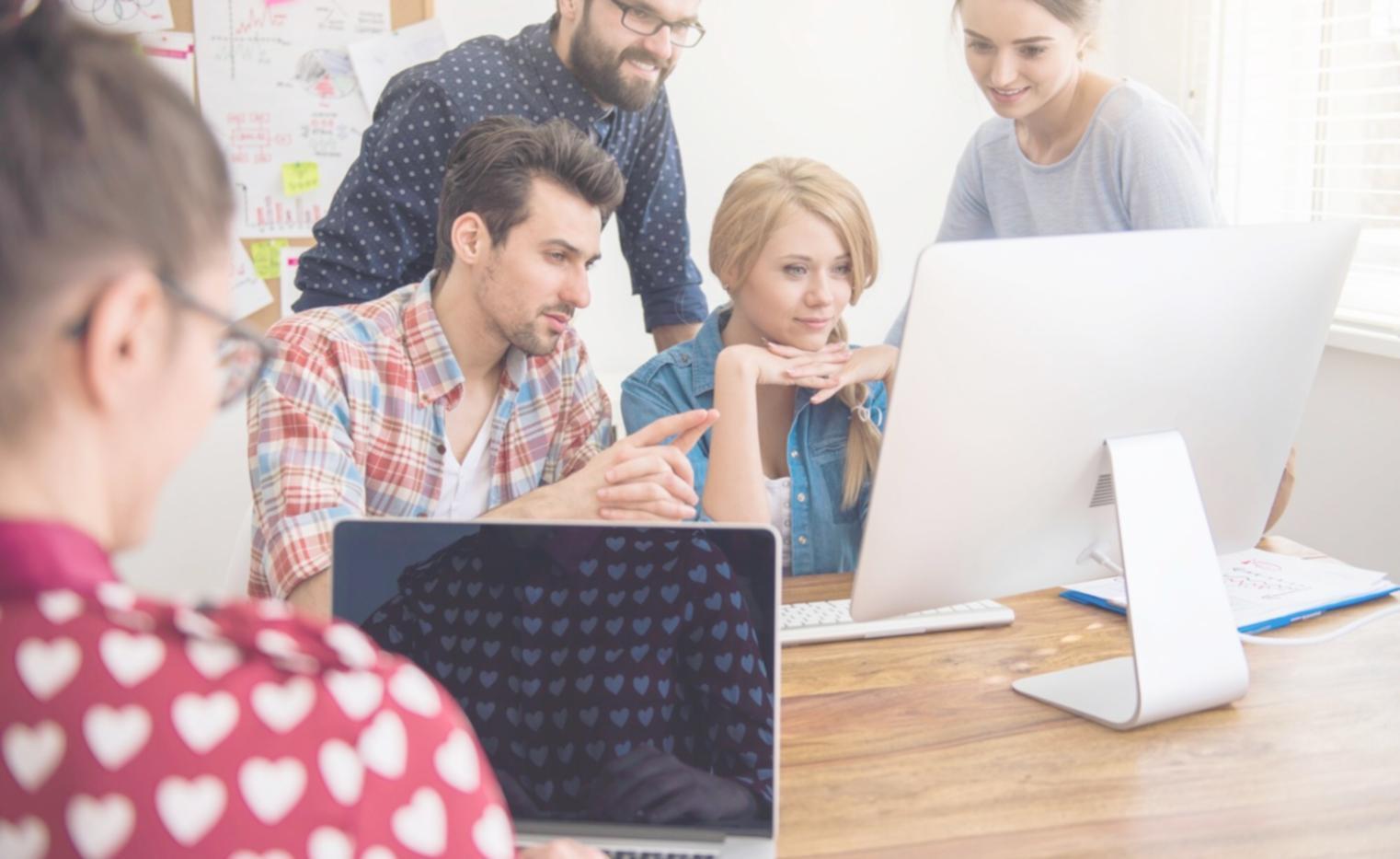 Espace de travail professionnel avec documents financiers